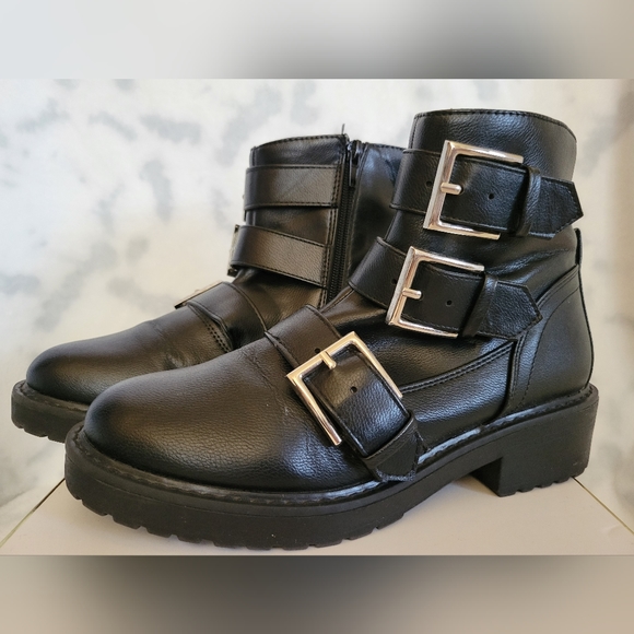 London Rebel multi buckle flat boots in black Size 7 - Picture 2 of 5